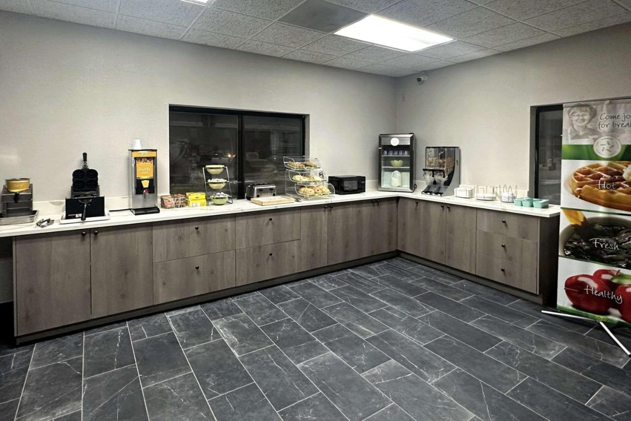 Quality Suites Near West Acres Фарго Екстериор снимка
